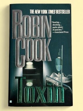 Toxin by Robin Cook Berkley Books Paperback Medical Thriller Fiction
